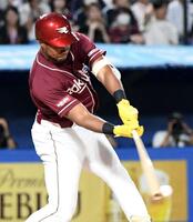 　５回、ゴンザレスは左前適時打を放つ（撮影・佐藤厚）