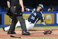 　５回、岩田の右中間二塁打で一走・北村が生還（撮影・佐藤厚）