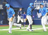 　５回、宮崎の適時二塁打で生還した牧（左）と佐野（右）（中央は打たれた隅田）＝撮影・持木克友