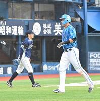 　１回、牧の適時打で生還した蝦名（右）と打たれた隅田（撮影・持木克友）