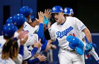 　４回、３ランを放ちベンチ前でタッチを交わすボスラー