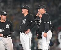 　５回、田中晴（中央）に交代を告げる吉井監督（右）＝撮影・飯室逸平