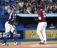 　６回、滝中（右）は３打席連続四球で出塁する（撮影・佐藤厚）