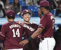 　７回２失点で３勝目を挙げ、笑顔を見せる滝中（中央）＝撮影・佐藤厚