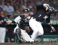 　５回、小幡からの送球を受け、一走・藤岡をタッチアウトにする坂本（左）＝撮影・北村雅宏