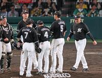 　５回、３失点の田中晴（左から２人目）の交代を決め、マウンドへ向かう吉井監督（右端）＝撮影・立川洋一郎