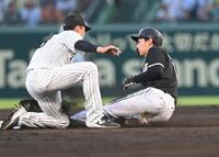 　３回、けん制で飛び出し、アウトになる藤原（撮影・飯室逸平）