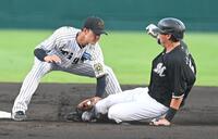 　２回、二盗を狙うもアウトになる安田（撮影・飯室逸平）