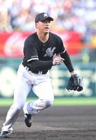 　１回、バント処理に走る田中晴（撮影・飯室逸平）