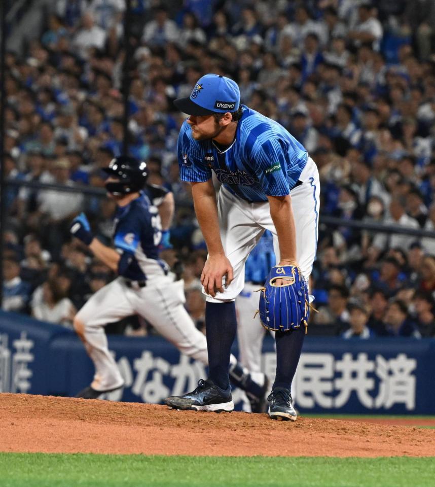 　９回、ネビンに適時二塁打を許したバウアー