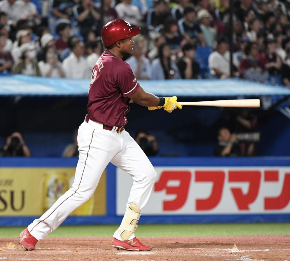 　５回、ゴンザレスは左中間に２号同点２ランを放つ（撮影・佐藤厚）