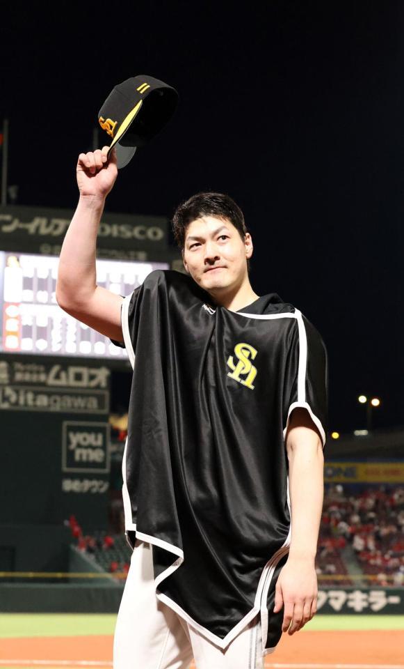 　セ・リーグ６球団から勝利を挙げる「セ界制覇」を成し遂げ、ファンに手を振る有原（撮影・市尻達拡）