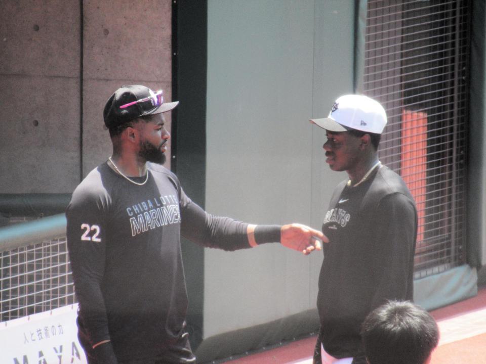 　話し込むポランコとティマ