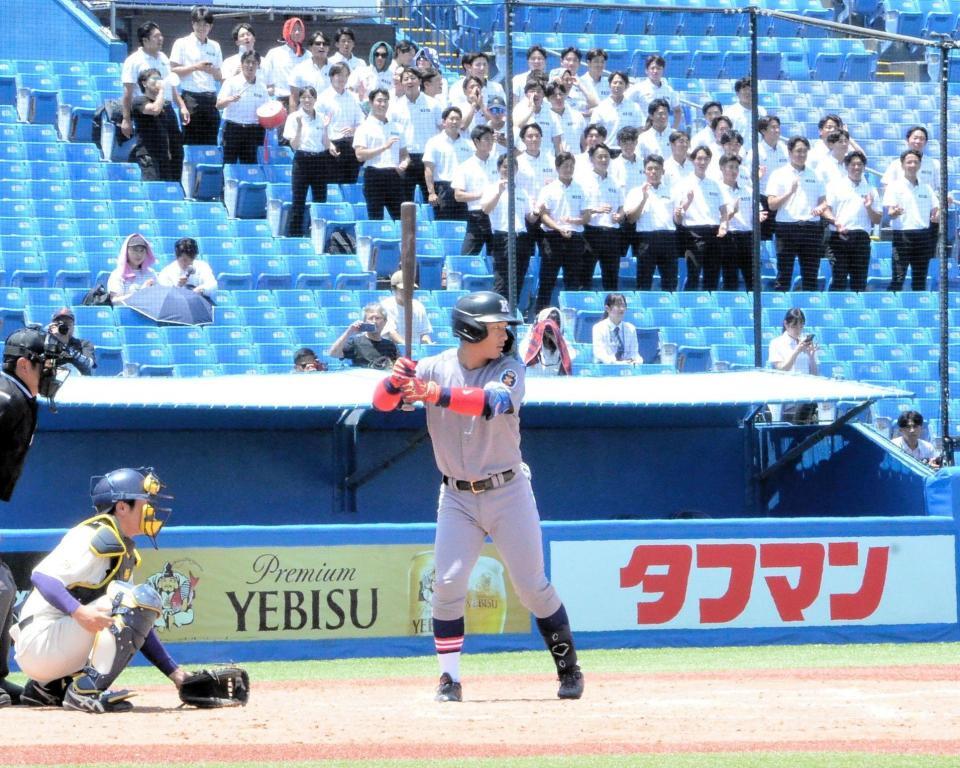 　先輩たちが歌う「とんぼ」を聞きながら打席へ入る慶大・清原