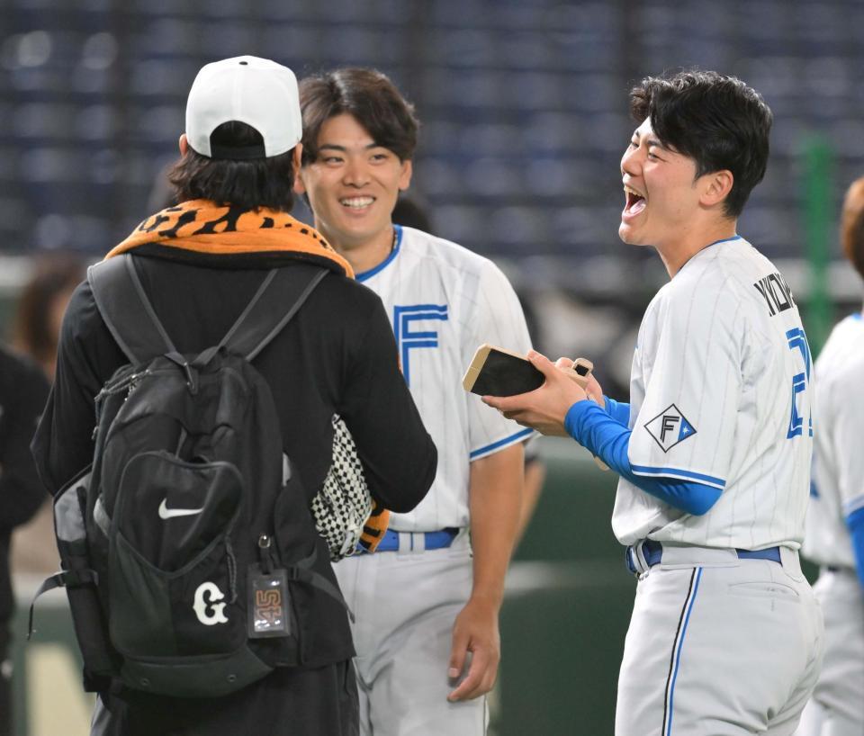 　試合前、田中瑛（左）と談笑する清宮幸（右）と野村（撮影・伊藤笙子）