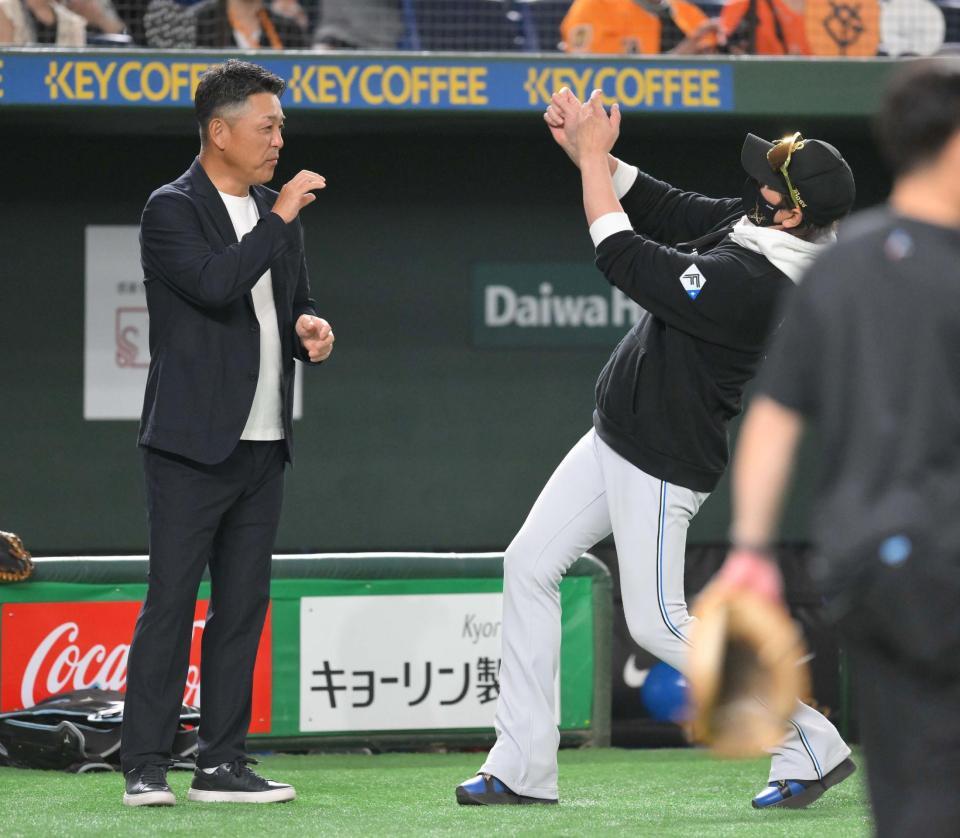 　試合前、谷繁元信氏（左）と談笑する新庄監督（撮影・伊藤笙子）