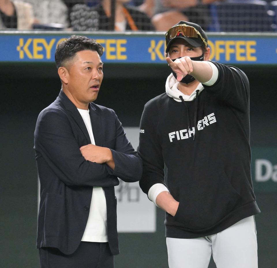 　試合前、谷繁元信氏（左）と談笑する新庄監督（撮影・伊藤笙子）