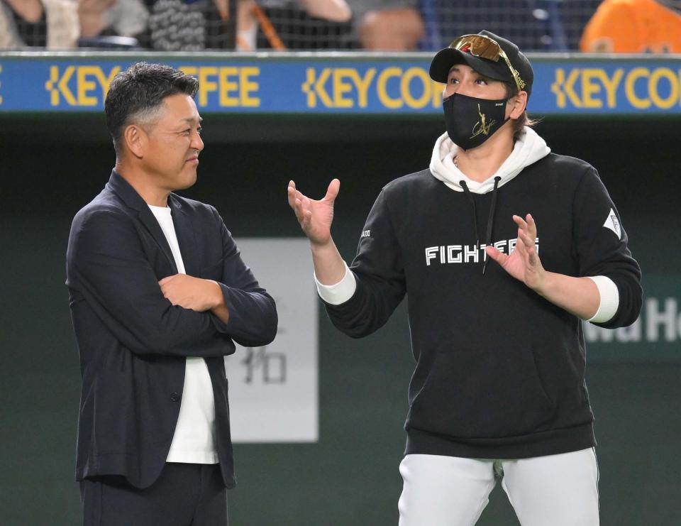 　試合前、谷繁元信氏（左）と談笑する新庄監督（撮影・伊藤笙子）