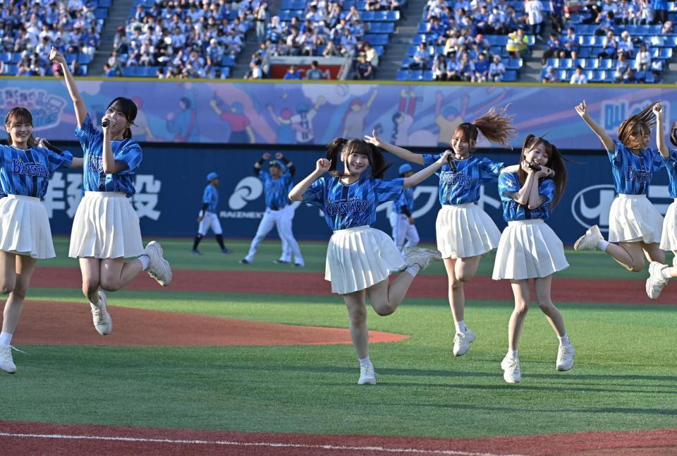 　ミニライブを行う＝ＬＯＶＥ（撮影・持木克友）