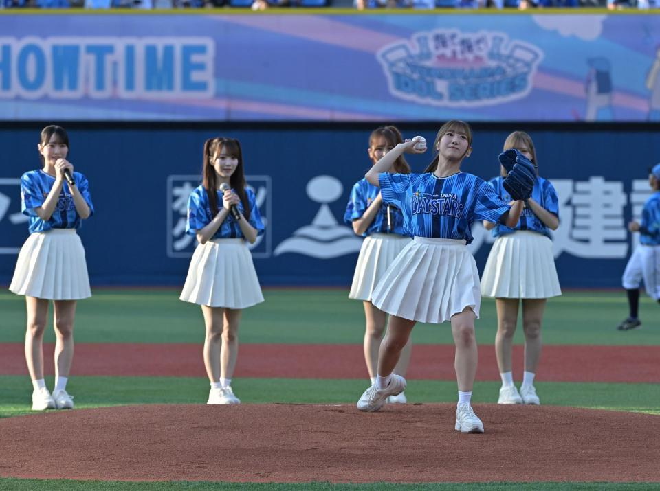 　セレモニアルピッチを務める＝ＬＯＶＥ・瀧脇笙古（撮影・持木克友）