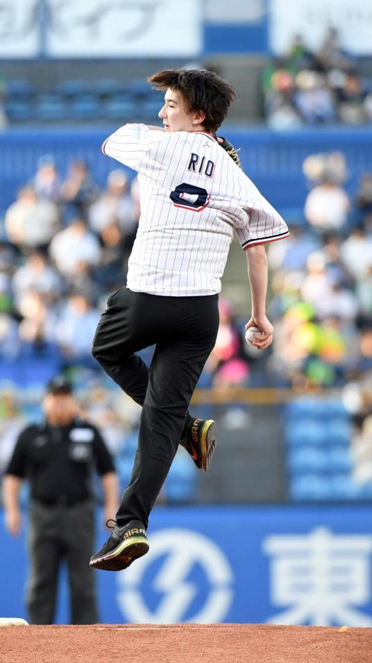 　マウンド上で回転する中田璃士（撮影・佐藤厚）