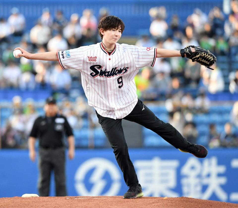 　マウンド上で回転し、着地する中田璃士（撮影・佐藤厚）