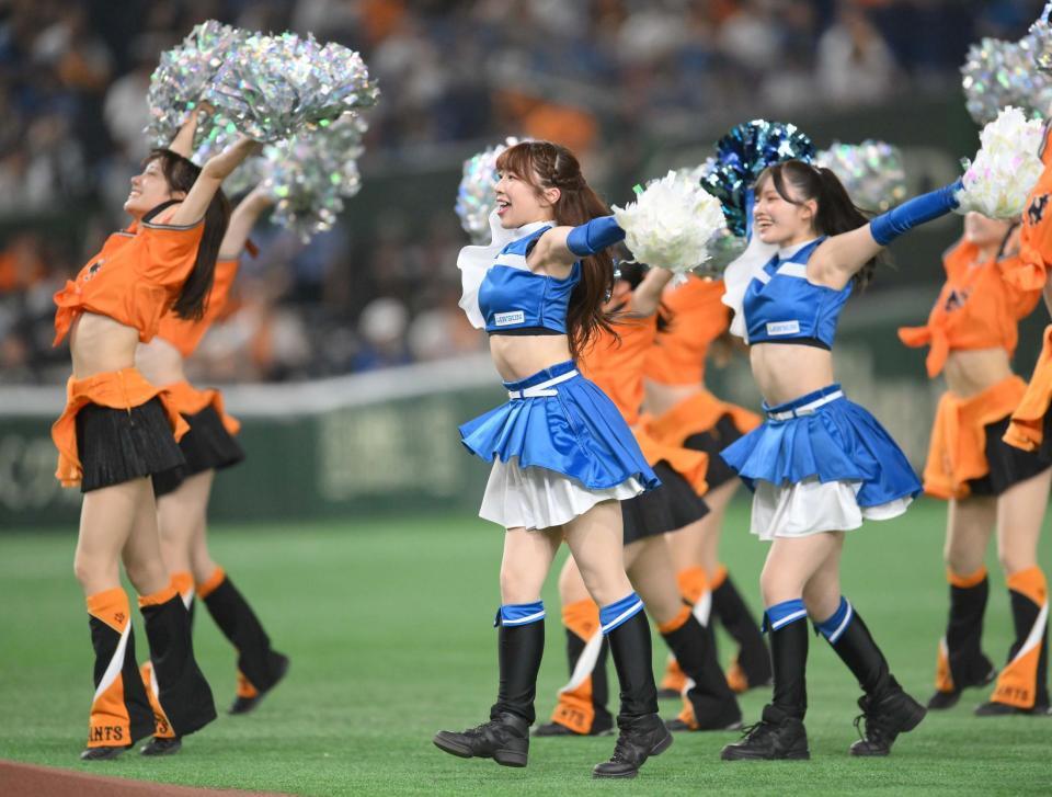 　試合前、ヴィーナスとのコラボダンスを踊るファイターズガール（撮影・伊藤笙子）