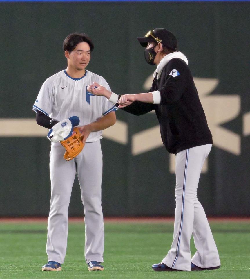 　試合前、山県（左）にアドバイスを送る新庄監督（撮影・伊藤笙子）