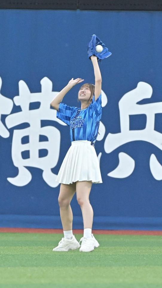 　ドッカーン！ＦＬＹＣＡＴＣＨに挑戦する＝ＬＯＶＥ・瀧脇笙古（撮影・持木克友）