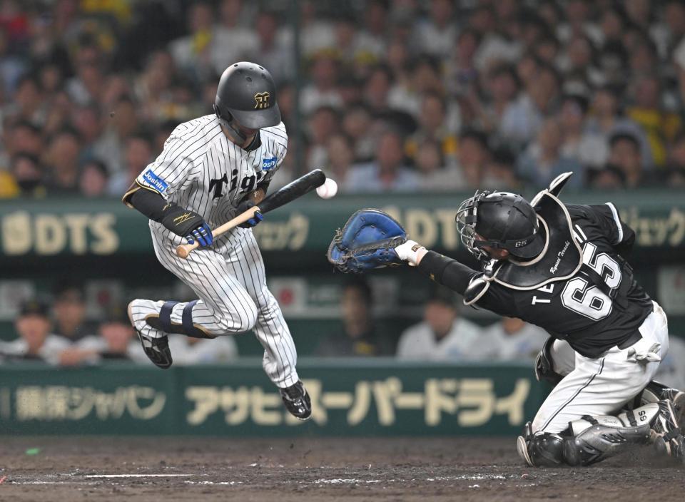 　５回、足元のボールをよけ、バッテリーミスを誘う中野（撮影・飯室逸平）