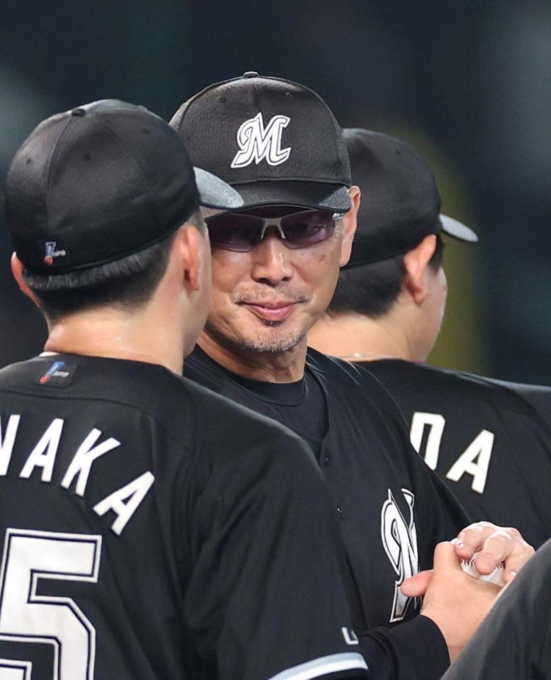 　５回途中、田中晴の交代を告げた吉井監督（右）＝撮影・北村雅宏