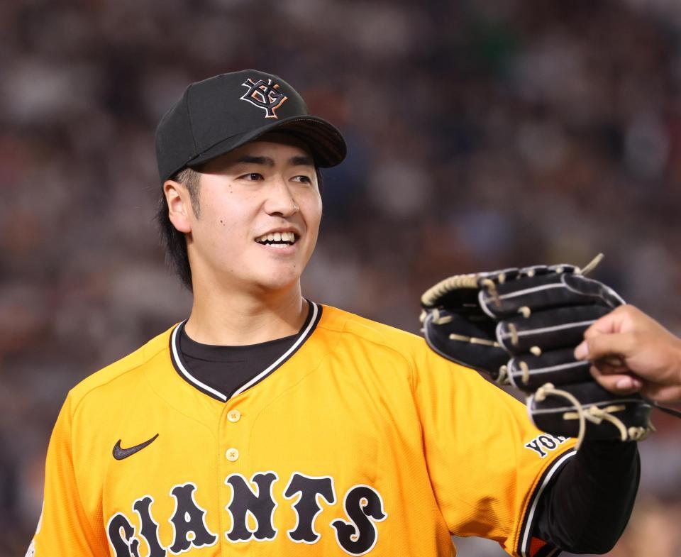 　１回の投球を終えベンチに戻る西舘