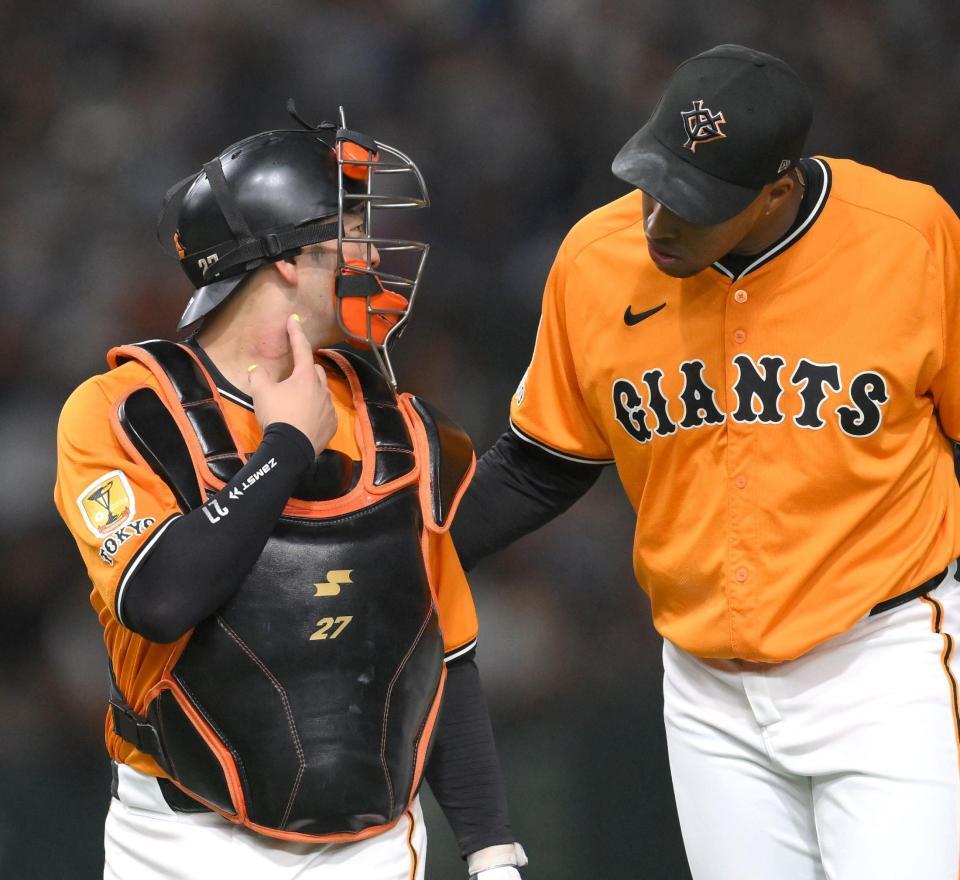 　試合終了後、マルティネス（右）に投球が当たった箇所を見せる岸田（撮影・伊藤笙子）