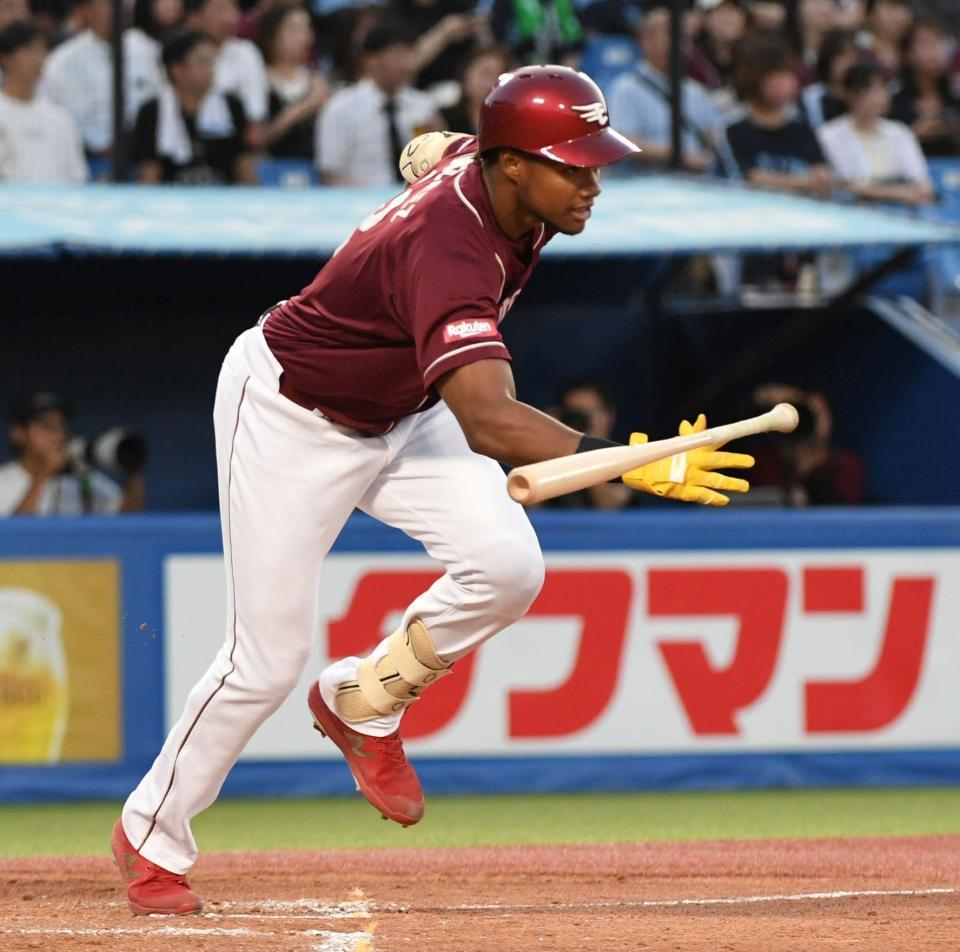 　３回、ゴンザレスは右前適時打を放つ（撮影・佐藤厚）