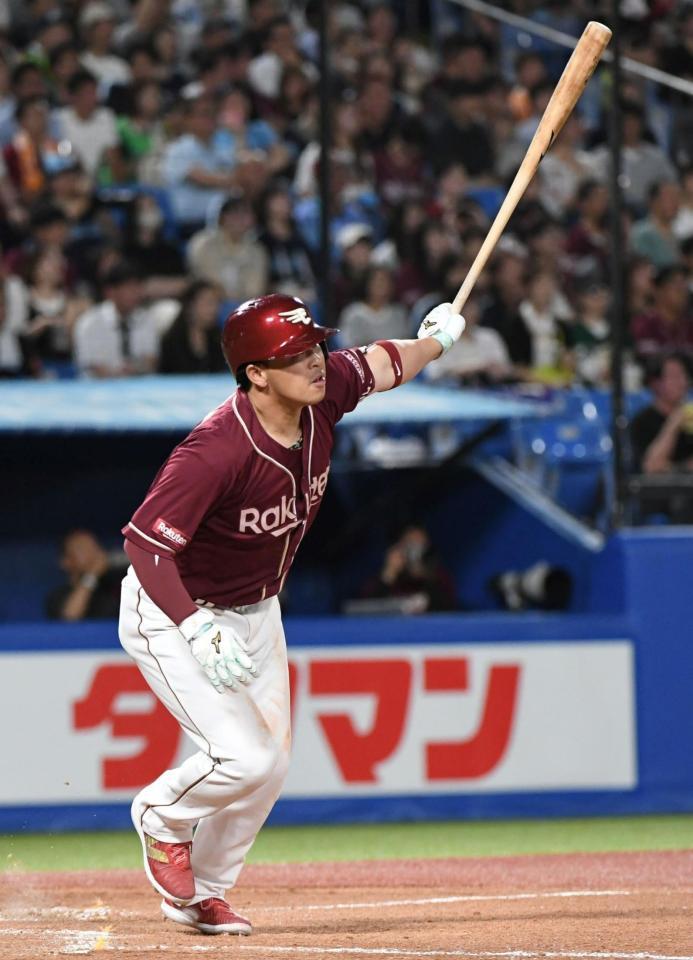 　５回、浅村は右線に適時二塁打を放つ（撮影・佐藤厚）