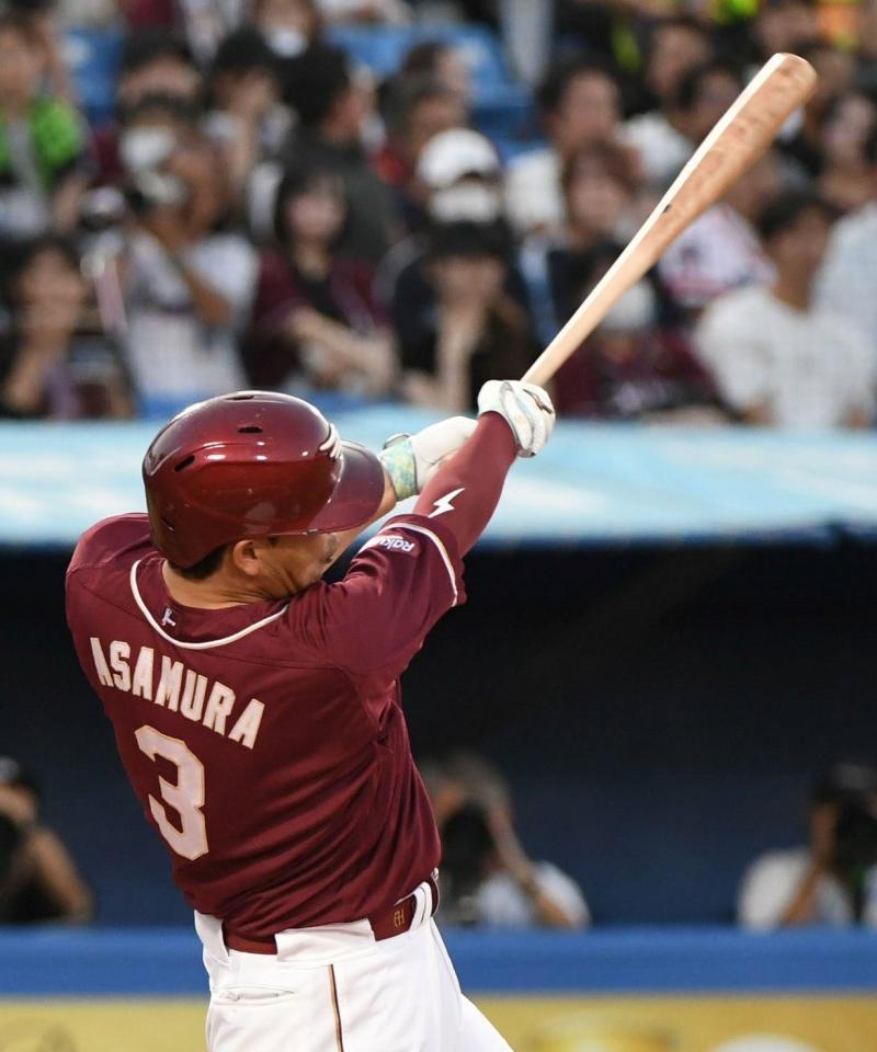 　３回、浅村は左前に先制適時打を放つ（撮影・佐藤厚）