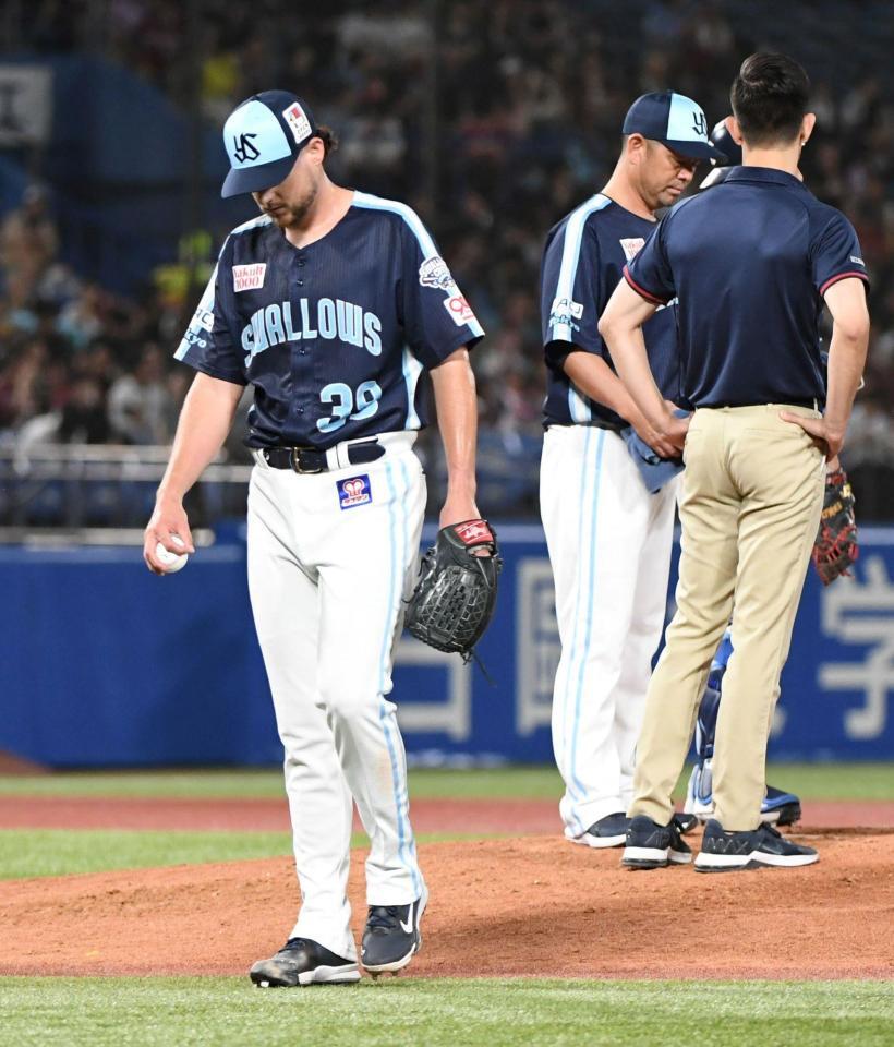 　５回途中５失点で降板するランバート（左）＝撮影・佐藤厚