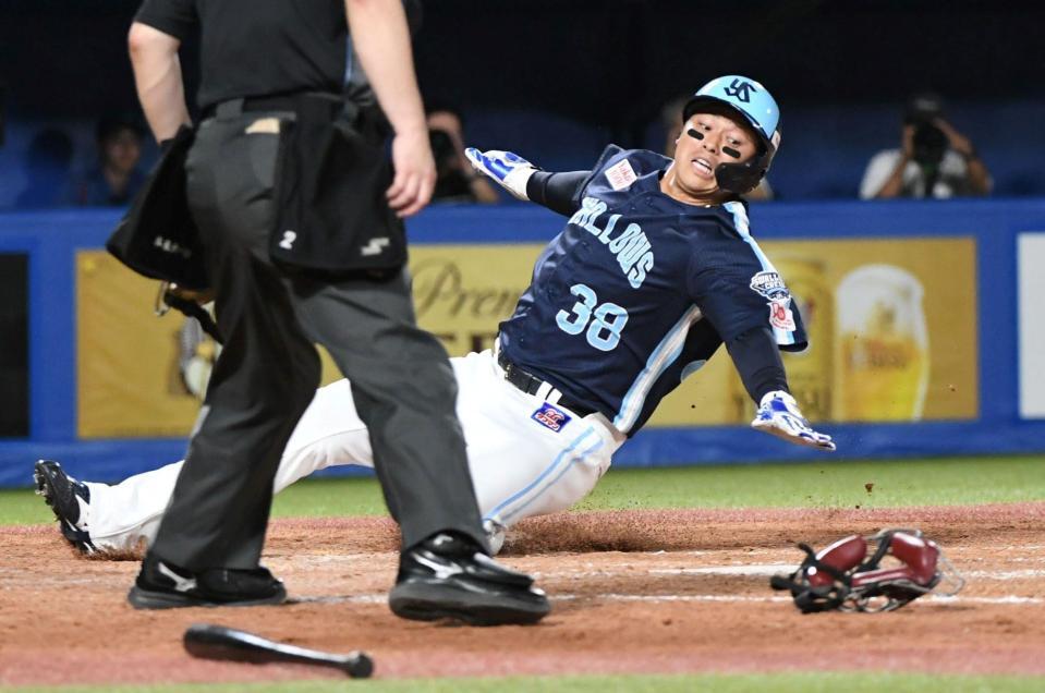 　５回、岩田の右中間二塁打で一走・北村が生還（撮影・佐藤厚）