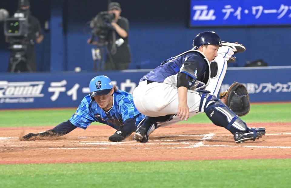 　８回、山本の右犠飛で生還した三森（撮影・持木克友）