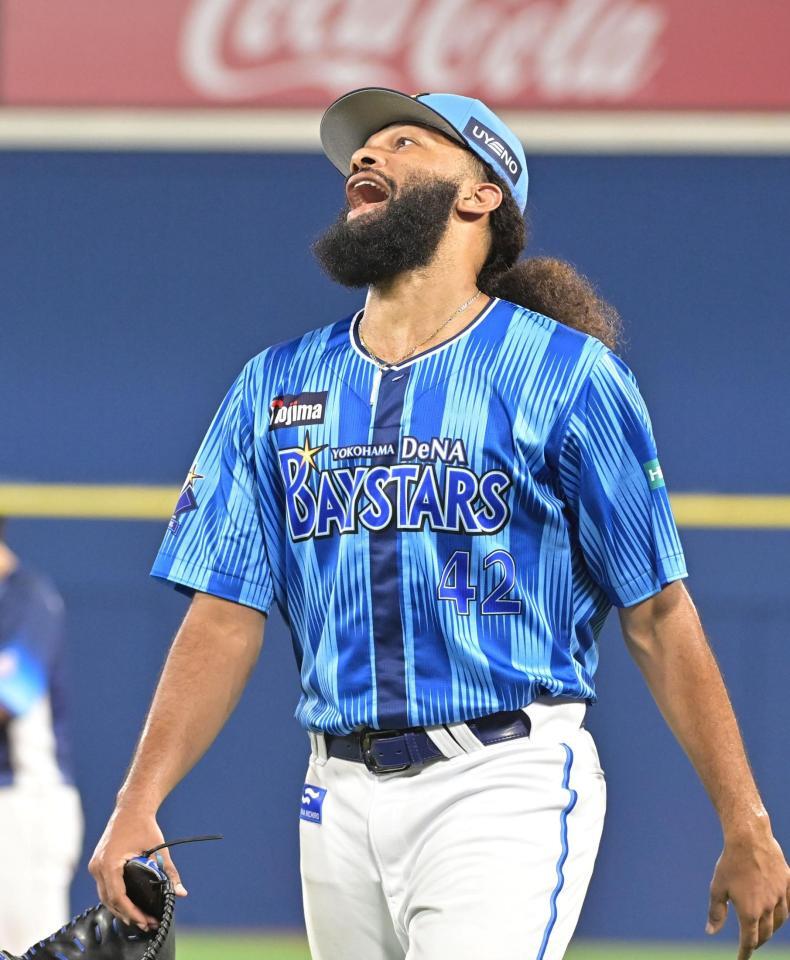 　６回、西川を一塁ゴロに打ち取り叫ぶジャクソン（撮影・持木克友）