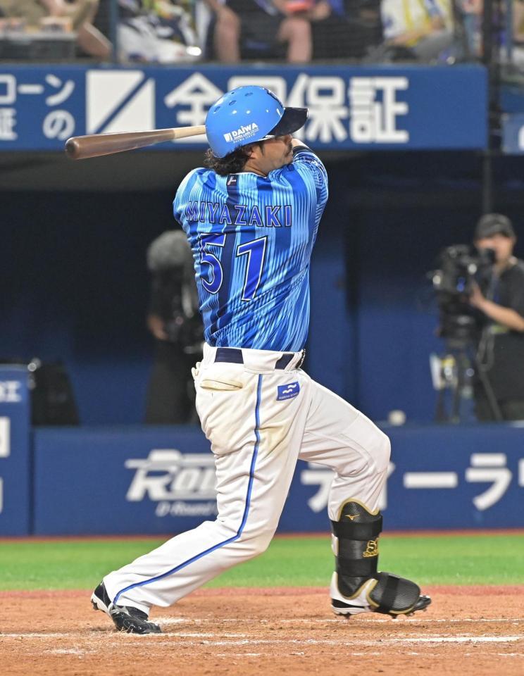 　５回、逆転の右線２点適時二塁打を放つ宮崎（撮影・持木克友）