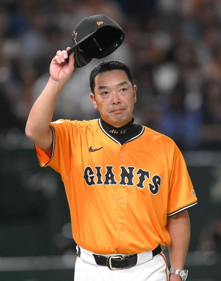 　連敗を止め、スタンドに一礼する阿部監督（撮影・伊藤笙子）