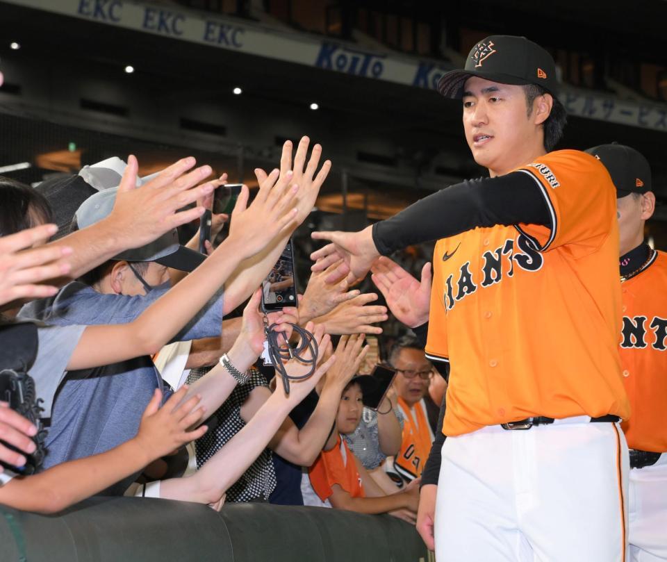 　本拠地初勝利を挙げ、ファンとハイタッチする西舘（撮影・伊藤笙子）