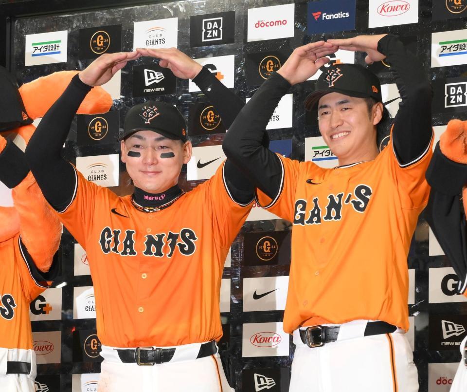 　お立ち台で丸ポーズをする丸（左）と西舘（撮影・伊藤笙子）