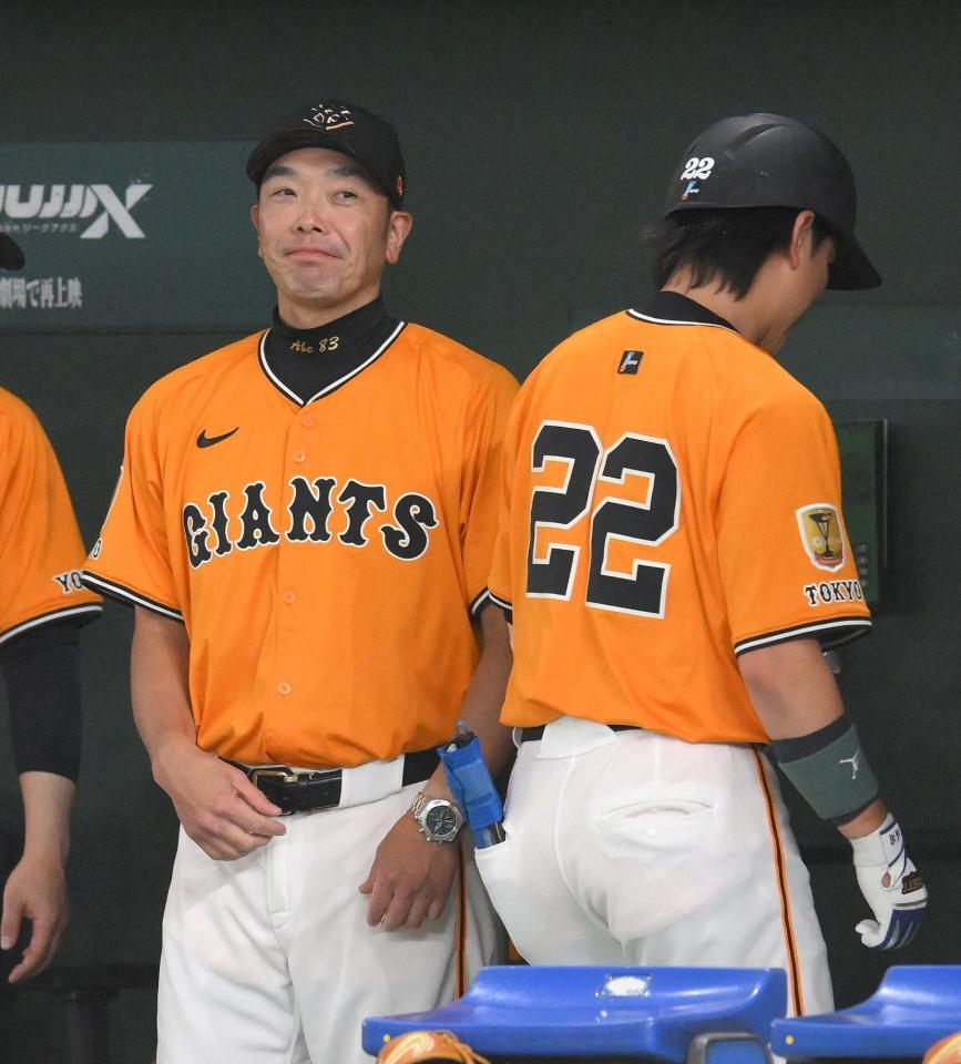 　７回、代打に送った小林（右）が勝ち越しに繋がる犠打を決め、笑みがこぼれる阿部監督（撮影・伊藤笙子）