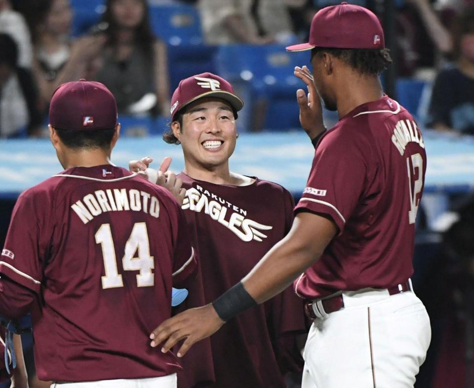 　７回２失点で３勝目を挙げ、笑顔を見せる滝中（中央）＝撮影・佐藤厚