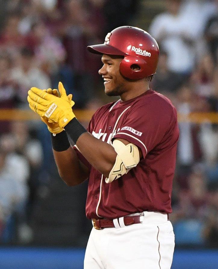 　３回、ゴンザレスは右前適時打を放ち、笑顔を見せる（撮影・佐藤厚）