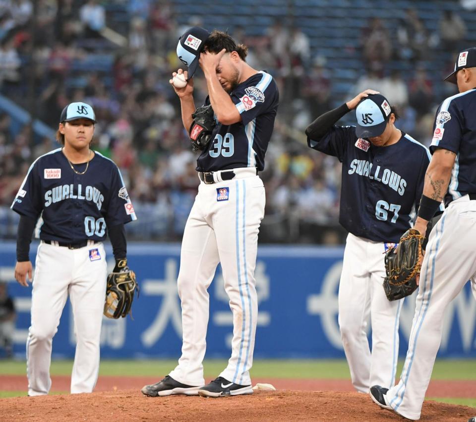 　３回、浅村に適時打を打たれ先制を許したランバート（中央）＝撮影・佐藤厚