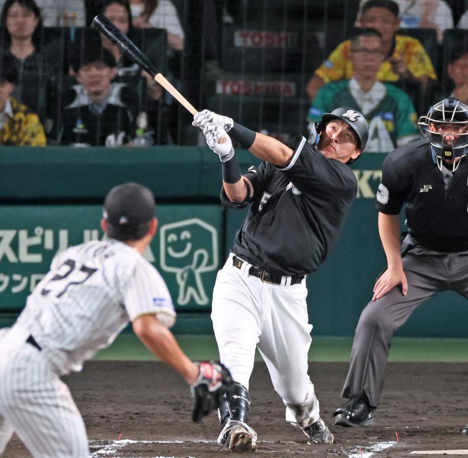 　６回、中犠飛を放つ安田（撮影・立川洋一郎）
