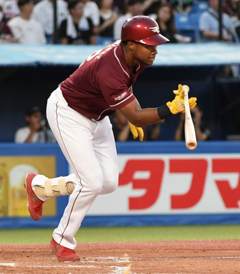 　３回、ゴンザレスは右前適時打を放つ（撮影・佐藤厚）